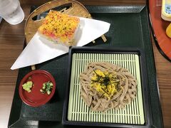 予定より到着が遅れたので、先に橋の袂にある’竹の里むさし’で昼食にしました。せっかくなので、ご当地料理の岩国寿司とレンコン蕎麦。岩国寿司はちょっと具材が少なめで期待ほどの味ではなかったかな。妻はレンコン蕎麦が美味しかったそうです。
