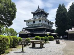 岩国城は初代岩国領主吉川広家によって1608年に作られた山城で、眼下を流れる錦川を天然の外堀にし、標高約200メートルの城山に位置しています。