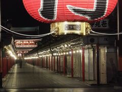 誰もいない夜の浅草寺の仲見世を見てみたり