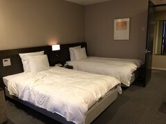 本日の宿はANAクラウンプラザホテル広島です。朝食付きツイン部屋、二人で13,485円と安く泊まれました。