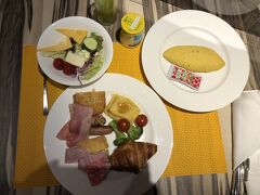 ホテルの朝食はビュッフェスタイル。種類が多く美味しく頂きました。最近、朝食スタイルや内容はホテルを選ぶポイントで毎回旅行の楽しみの一つになっています。
本日は広島市内でレンタカ－を借りて’竹原街並み保存地区’を目指します。