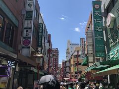 神戸について問題発生！三宮駅のコインロッカー数百個が満杯！
友人が持前のリサーチ力で駅前イオンのロッカーを発見し事なきを得ました。
まだ夏休みでもないし、外国人もほとんどいないのに・・・恐るべし神戸。

では神戸街歩きを。
初めて神戸に来た友人がいたので、無難に中華街へ。
私も2回目ですが、2回が2回、超満員。もっと拡大してくれたらさらに楽しい。
（あー、、、横浜中華街に行きたい。仕事帰りに鬼のように通っていた俺の横浜中華街・・・）

あ、なんだか兵庫県って、神奈川県みたいです。