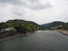 宇治川です。地図を見てたら、この先にダムがあって、ダムの向こう側は瀬田川と呼ばれてるそう。琵琶湖につながってるあれですね。
