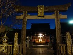 そのお向かいの神社。八坂神社。
夜なのでほそながーい松の木「叢雲の松」はよくわかりませんでした。
明日、また来ましょう。
