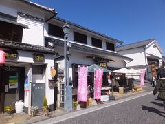 日田醤油のお店へ。前回、羊羹がおいしかったので購入のために。
店の奥は雛飾りをいっぱい飾った「ひな御殿」。