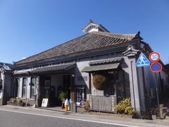 通りを１本東へ。薫長酒造。
手前はお店。奥は酒造博物館になってます。