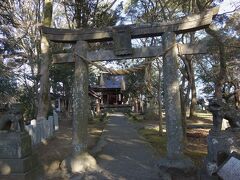 さて、改めて亀山に登ってみます。
といってもすぐ山頂。
小さな神社がありました。
見晴らしはまったくないのがちょっと残念。