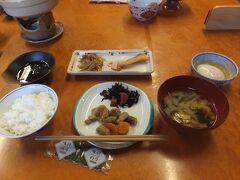 朝食。さらりと。
他の四季倶楽部と違って湯豆腐がありました。