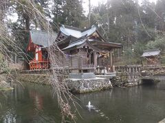 まずは近所の「宇奈岐日女神社」。
「うなぎ姫」とは珍しい読み方。
それよりも水に浮かぶようなお社が印象的でした。
