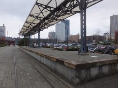 赤煉瓦倉庫の隣に昔のホームが残ってました。
ここまで列車が来たんですねえ。