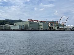 暑くて疲れたのもあったのか、帰りは寝てしまった。気づいたら、造船所が見えてきた。
三菱造船場が見えてくると長崎港ターミナルはもうすぐ