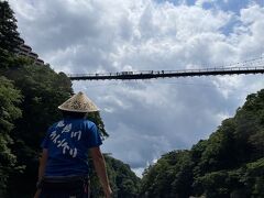 前日行った楯岩大吊橋をくぐりました。