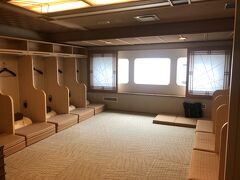 利尻島行きの座席は一等和室。二等がやはり空いていなかったのだ。
