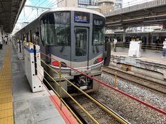 尼崎で乗り換えて三宮に向かいます。首都圏の駅に比べると落下防止の柵も雑な印象…。