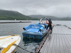 次は桧原湖。裏磐梯の最大の湖です。クラブツーリズムだと1400円が1200円で乗れるモーターボート。乗るつもりはなかったのですが、松島のような景観が奥に行くと見られるらしいので乗船します。