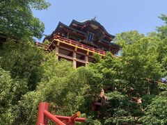 石壁山の中腹に建てられた本殿は18mで京都の清水の舞台より高いそうです。