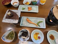 田島館で朝食を頂きます。1品1品とても丁寧で、素材も良く、朝から満足。素晴らしいおもてなしに後ろ髪引かれながらチェックアウト。