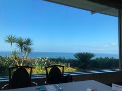 ホテルのレストランで朝食
窓の外、海が望めます。