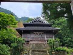 間歩の出口すぐのところにさひめやま神社。
不揃いの石段を上ると建っていました。。
山神さんです。