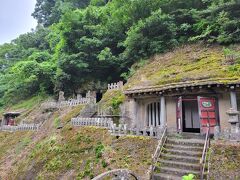 五百羅漢
銀山で働き亡くなった人や祖先を供養するために501体の石像があります。
向いの羅漢寺で入館料を払います。外から見るだけなら無料。