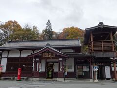 山寺駅は趣のあるデザインでした