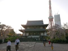 増上寺の境内。東京タワーが背景に。