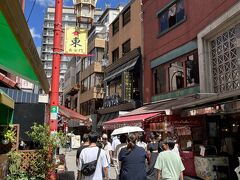 少し買い物を楽しんだ後南京町へ。路地ひとつの違いなのですが、雰囲気ががらっと変わります。