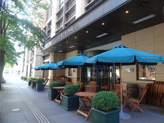 こちらのカフェは現在土日のみの営業だそう。
地下のショップでテイクアウトのみ可能です。