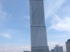 次はりんくうゲートタワービルに行きました。りんくうゲートタワービルは現在はSiSりんくうタワー（Rinku Gate Tower Building）と呼ばれています。高さ256.1mで、2019年現在では日本で3番目の高さとなっています。（wikipedia参照）ビルはホテルや賃貸オフィス、国際会議場などから構成されています。ビルの回数は地上が56回、地下は二階であります。（日本の超高層ビル参照）りんくうゲートタワービルにはＪＲ・南海電鉄「りんくうタウン」駅直結・大阪市内から乗り換えなし・関西国際空港から、自動車、鉄道(ＪＲ・南海電鉄)で約５分の３つのポイントがあります。