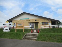 ヤツレンの敷地内に販売店があります。数年前に寄った時はヤツレン製品やソフトクリームなどが売っていました。広く新しくなった売店は南牧村農畜産物直売所と名付けられて、ヤツレン乳製品の他に、他社の乳製品や冷凍牛肉・豚肉や地元の野菜や花の苗などが売っていました。プレミアムレアチーズケーキを自宅用と土産用に購入しました。ソフトクリームは店内入口の外の窓口で買い、コロナ予防のために各自の車内で食べるようになっていました。ヤツレン従業員に感染者が出ないための対策と案内が貼ってありました。