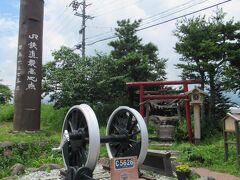 JR野辺山駅から小海線沿いを2㎞程行ったところに、JR鉄道最高地点の石碑があります。小海線踏切の反対側にも最高地点の石碑があります。