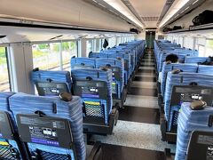 中央線特急列車車内。
臨時列車も含め新型E353系で、全席指定席で立ち席乗車は可能。立ち席の場合あらかじめ立ち席特急券を買えば料金が割り引かれ、空いている区間なら座ることもできる。台湾や韓国では古くからおこなわれていたシステムで、JR東日本では常磐線特急をかわぎりに、伊豆特急おどりこ号もこのシステムになった。
新型E353系は車体傾斜式の車両だが、振り子車と違い、カーブに入ると足がすくわれないかわりに、ごつごつした独特の乗り心地になる。