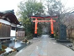 17時15分、宇治上神社に着きました。ただ、神社の入口が閉まっていて入れませんでした。神社も営業時間が過ぎると入れないんですね…