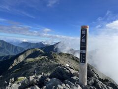 7時12分、間ノ岳山頂（3190m）

奥穂高岳と並んで日本で三番目に高い山です。
端数までカウントすると現状四番目ですけど…