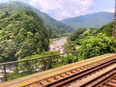 名勝、寝覚ノ床。木曽福島駅の先、上松駅と倉本駅の間にある渓谷。
しなの号は、基本的に塩尻を出ると、木曽福島、中津川、多治見、千種にしか停まらない。
甲府や茅野、岡谷の他に、大月、石和、小淵沢、上諏訪などにも停まる列車が目立つあずさ号とは大違い。
沿線は藪原駅から中津川駅まではずーっとこのような木曽川の急峻な峡谷沿いをひた走る。
急カーブが続くが速度は落とさず、高山本線みたいな高速分岐ポイントがないので駅に近づくと急減速しポイントを渡ると急加速のくりかえし。最高速度は時速110㎞のはずだが予想外に速く感じる。
