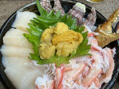 今が旬の蝦蛄（しゃこ）、ウニ、カニ、ホタテの四色丼。

実は、ウニがあまり得意ではないんだけど、北海道で食べるウニは本当に美味しい。

蝦蛄もほとんど食べたこと無かったけど、これもまた美味しい。