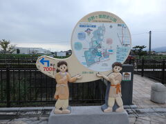 吉野ヶ里公園は18時閉園ということで2時間くらい見れる！と意気込んで出発。15時前に博多を出て鳥栖乗り換えで約1時間で吉野ヶ里公園駅へ。駅周辺は何もない。すぐに看板が登場するので、したがって行けば難なくたどり着ける。横断歩道無い道渡ったりするので要注意。空港でさんざん歩いたので700mか、、近っ。