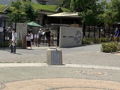 「板橋区立こども動物園」は東板橋公園内にあります。駐車場がないので、近くのコインパーキングにとめて訪れました。