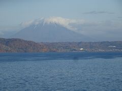 　8:10 ホテルをチェックアウトし、湖畔から蝦夷富士で知られる羊蹄山を撮影。 標高は1898ｍですが、整った円すい形の山容は富士山そっくりです。ここは山中湖ではありません。
　次は、有珠山金比羅火口群 (有くん火口)と西山山麓火口策路を巡るため、約3km離れた西山山麓火口 散策路駐車場(無料:200台)へ。なお駐車場の入り口付近には、民間の有料駐車場や無料駐車場(展望台が有料)があるので間違わないように。