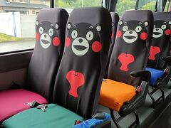 阿蘇山に向かうバスの車内。
シートもくまモンです。