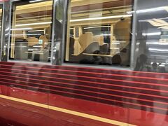 さあやってきたGW旅行！
今回は移動規制がなかったので、早い時間の新幹線でしたが満席でした！

新幹線で名古屋まで行って、近鉄線に乗り換えて伊勢まで～
近鉄乗ることほぼないので、テンション上がる！

そして今回は特急ひのとり！
事前にネットで近鉄週末フリーパスを購入。
また別に特急券を購入しました。

フリーパスはめちゃくちゃお得なんですよね。
3日間乗り放題で4200円！
もう今回の旅にうってつけだったので購入しました。