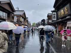 雨が降ってきてしまいましたが、天気のお陰かそんなに混んでいない、？