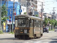 街中には、函館市電がトコトコと走っていますよ。
この723号車は、昭和36年から活躍しているそうです。