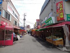 函館駅から函館朝市を抜けていきます。