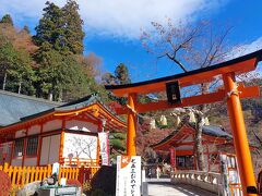 甲府駅近くでレンタカーを借り、朝イチで昇仙峡を昇りつめた地にある金櫻神社に行きました。