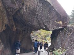２つの神社を見た後、昇仙峡を散策しました。
少し人が増えてきています。
昇仙峡の石門。