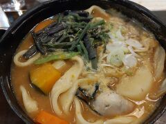 甲府駅前に戻り、お昼にほうとうをいただきました。
牡蛎入りほうとうがとてもおいしかったです。