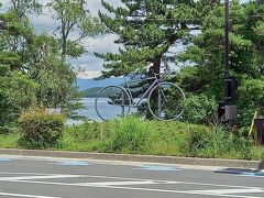奥が山中湖です。湖の一周がおよそ14kｍで、自転車だと約1時間半で回ることができる様です。傾斜も厳しくないので、サイクリング良いかもです。