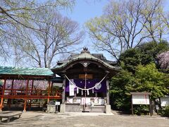 旅の起点となるのは水街道の中心にある「八幡神社」。
戦国時代にルーツを持つ歴史ある神社で、一の鳥居は市街中心部を東西に横断する国道354号線沿いにあります。
観光の際に車を停めることが出来る「市民の広場・駐車場」もすぐ近くにあり、水海道旅の基点に最適です。

