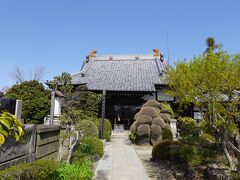 大楽寺は、水海道市街中心部を東西に貫く国道354号線沿いに山門があります。境内は思ったよりも広く、小さな庭園があり、美しい石畳があり、数々の仏塔が見られ、桜の開花もありと、絵になる光景がたくさんありました。